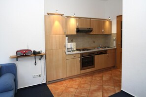 Microondas, horno, lavavajillas, cafetera/tetera