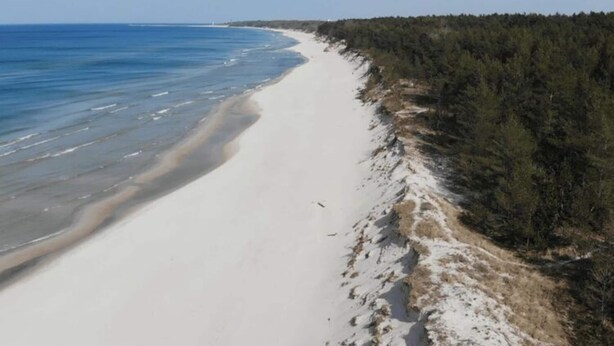 A beach with a sandy shore and a forested area. - Modern 2-room Apartment in the new Apartment Complex, Grzybowo (Kołobrzeg)