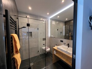 Classic Apartment, 3 Bedrooms | Bathroom