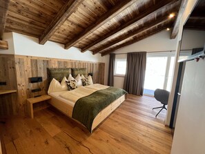 Classic Apartment, 3 Bedrooms | 3 bedrooms, bed sheets