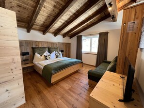 Classic Apartment, 3 Bedrooms | 3 bedrooms, bed sheets