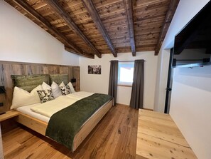 Classic Apartment, 3 Bedrooms | 3 bedrooms, bed sheets