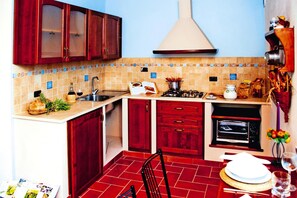 Casa conforto, 2 quartos | Cozinha privada | Geladeira, fogão, cooktop, cafeteira/chaleira