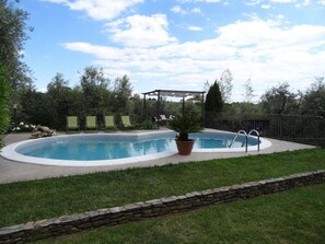 Casa conforto, 2 quartos | Piscina | Piscina interna, piscina externa