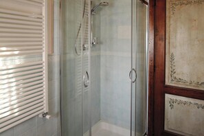 Comfort House, 2 Bedrooms | Bathroom | Shower, hair dryer