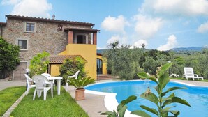 A stone building with a yellow facade, a swimming pool, and outdoor seating. - Holiday Home Cerbaiola, Lamporecchio (Lamporecchio)
