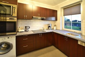 Apartamento conforto, 5 quartos | Cozinha privada | Geladeira, micro-ondas, fogão, lava-louças