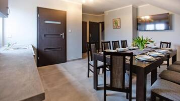 Classic Apartment, 6 Bedrooms | Dining