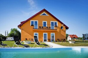 Outdoor pool, a heated pool - Comfortable Premium Class Apartment, Shared Swimming Pool, Gaski (Mielno)