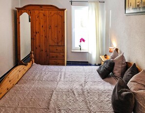 Classic Apartment, 2 Bedrooms | 4 bilik tidur, dilengkapkan perabot secara berasingan, cadar katil 