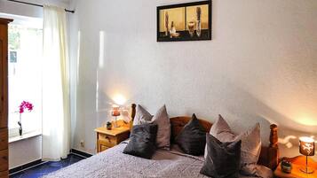 Classic Apartment, 2 Bedrooms | 4 bedrooms, individually furnished, bed sheets