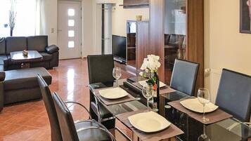 Classic House, 3 Bedrooms | Dining