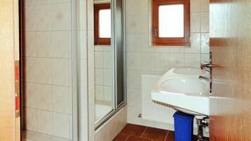 Classic House, 6 Bedrooms | Bathroom | Shower