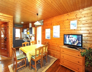 Comfort House, 3 Bedrooms | Dining