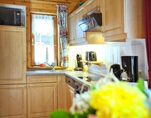 Comfort House, 3 Bedrooms | Private kitchen | Fridge, microwave, oven, coffee/tea maker - Holiday Home in Hasselfelde (Oberharz am Brocken)