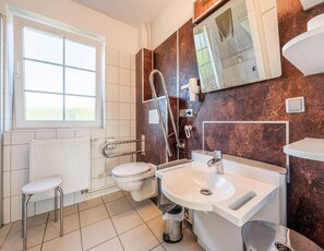 Appartement Classique, 3 chambres | Salle de bain | Douche, sèche-cheveux