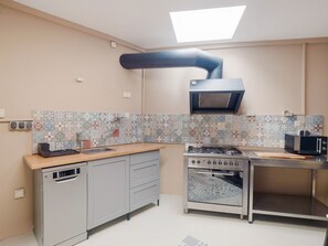 Classic House, 3 Bedrooms | Private kitchen | Fridge, microwave, oven, dishwasher
