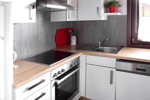 Fridge, oven, dishwasher, coffee/tea maker