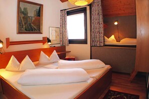 4 Schlafzimmer, individuell eingerichtet, Bettwäsche