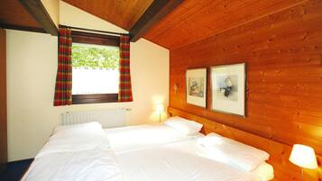 Nhà tiện nghi đơn giản, 2 phòng ngủ | 4 phòng ngủ, trang bị nội thất với thiết kế riêng biệt, bộ trải giường