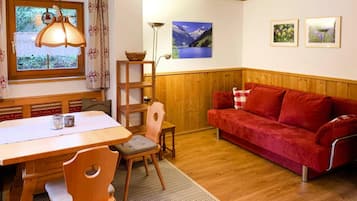 Classic Apartment, 3 Bedrooms | Dining