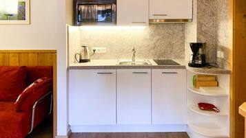 Geladeira, micro-ondas, lava-louças, cafeteira/chaleira