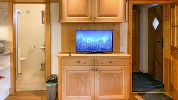 Apartamento clássico, 3 quartos | Sala de estar | DVD player