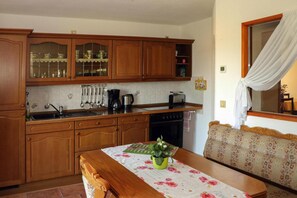 Fridge, oven, coffee/tea maker, electric kettle