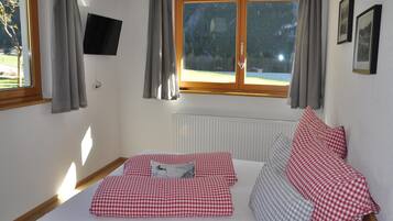 Classic Apartment, 1 Bedroom | 2 bedrooms, individually furnished, bed sheets