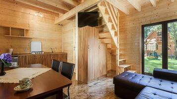 Comfort House, 3 Bedrooms | Living room | Fireplace