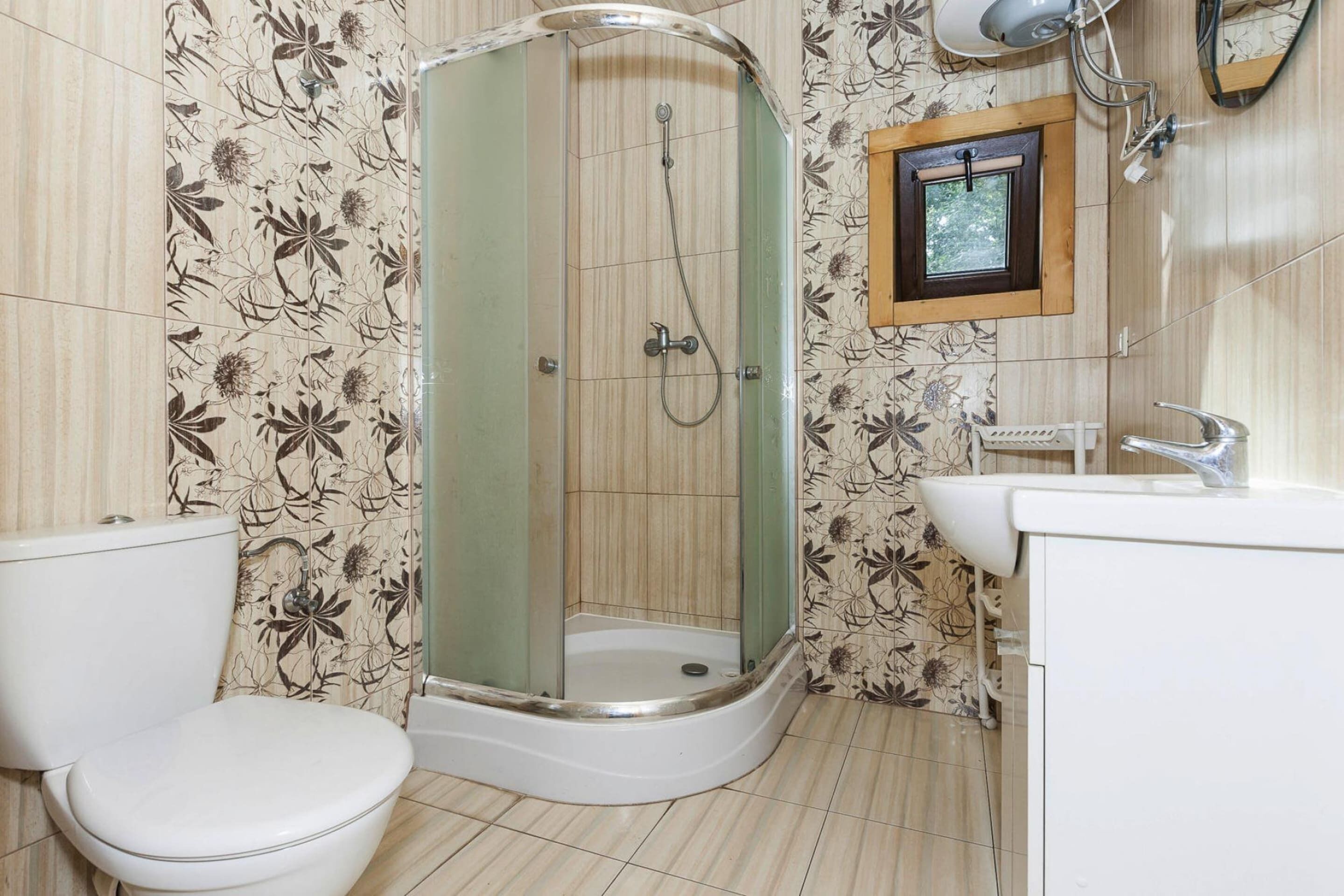 Une salle de bain équipée d’une douche, de toilettes et d’un lavabo.
