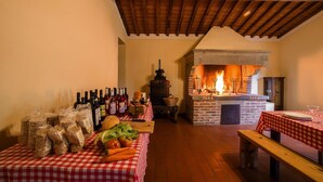A rustic dining area with a brick oven, wooden beams, and a checkered tablecloth. - Farmhouse Le Capanne, Castiglion Fiorentino (Castiglion Fiorentino)