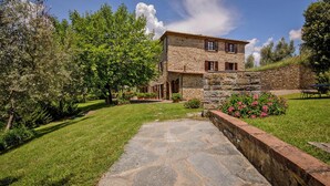 A stone building with a stone pathway leading to the entrance. - Farmhouse Le Capanne, Castiglion Fiorentino (Castiglion Fiorentino)