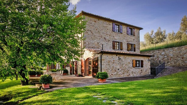 A stone building with a courtyard, a staircase, and a tree. - Farmhouse Le Capanne, Castiglion Fiorentino (Castiglion Fiorentino)