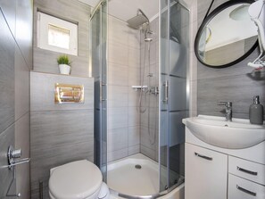 Comfort House, 2 Bedrooms | Bathroom | Shower