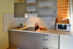 Frigorífico, microondas, cafetera o tetera y hervidor eléctrico