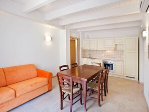 Comfort Apartment, 2 Bedrooms | Living room