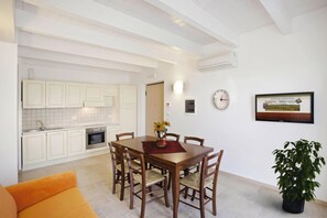 Classic Apartment, 3 Bedrooms | Living room
