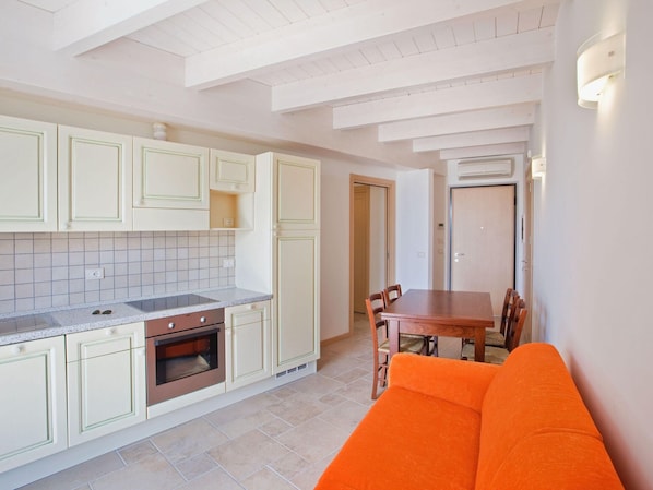 Classic-Apartment, 3 Schlafzimmer | Eigene Küche | Kühlschrank, Ofen, Geschirrspüler, Wasserkocher mit Kaffee-/Teezubehör