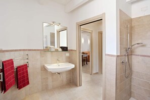 Comfort Apartment, 2 Bedrooms | Bathroom