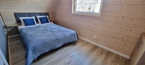 4 quartos, individualmente mobiliados, roupa de cama
