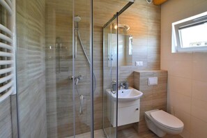Classic House, 3 Bedrooms | Bathroom | Shower, hair dryer