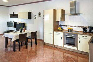 Fridge, oven, dishwasher, coffee/tea maker