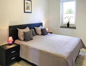 Classic Apartment, 2 Bedrooms | 3 bedrooms, individually furnished, bed sheets