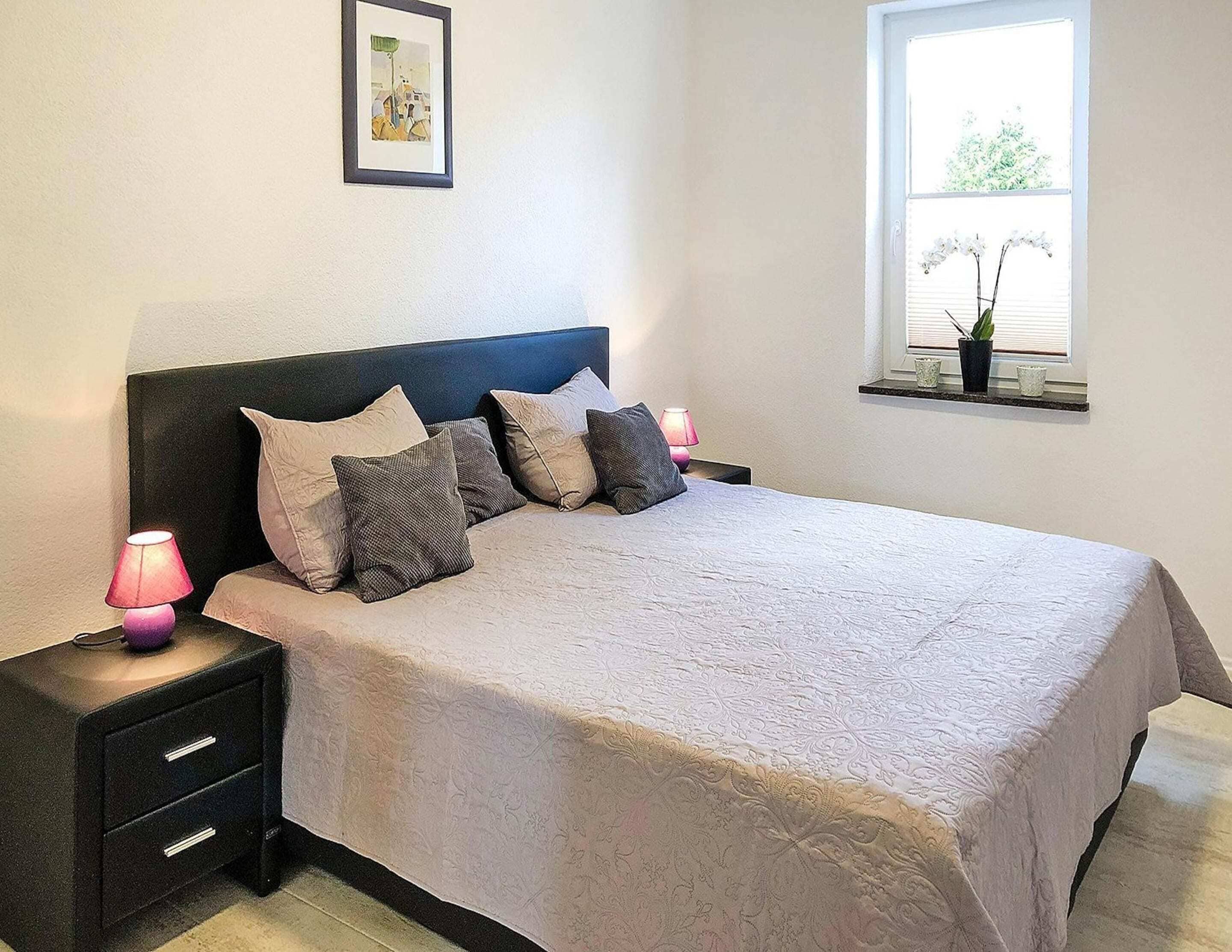 3 habitaciones, muebles diferentes y ropa de cama 