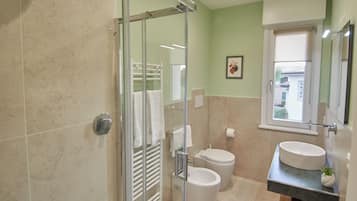 Shower, hair dryer, bidet, towels