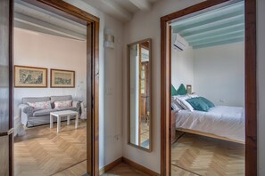 Interior detail - Maggio in Florence (Florence)