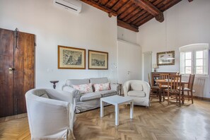 Comfort Apartment, City View | Living area - Maggio in Florence (Florence)