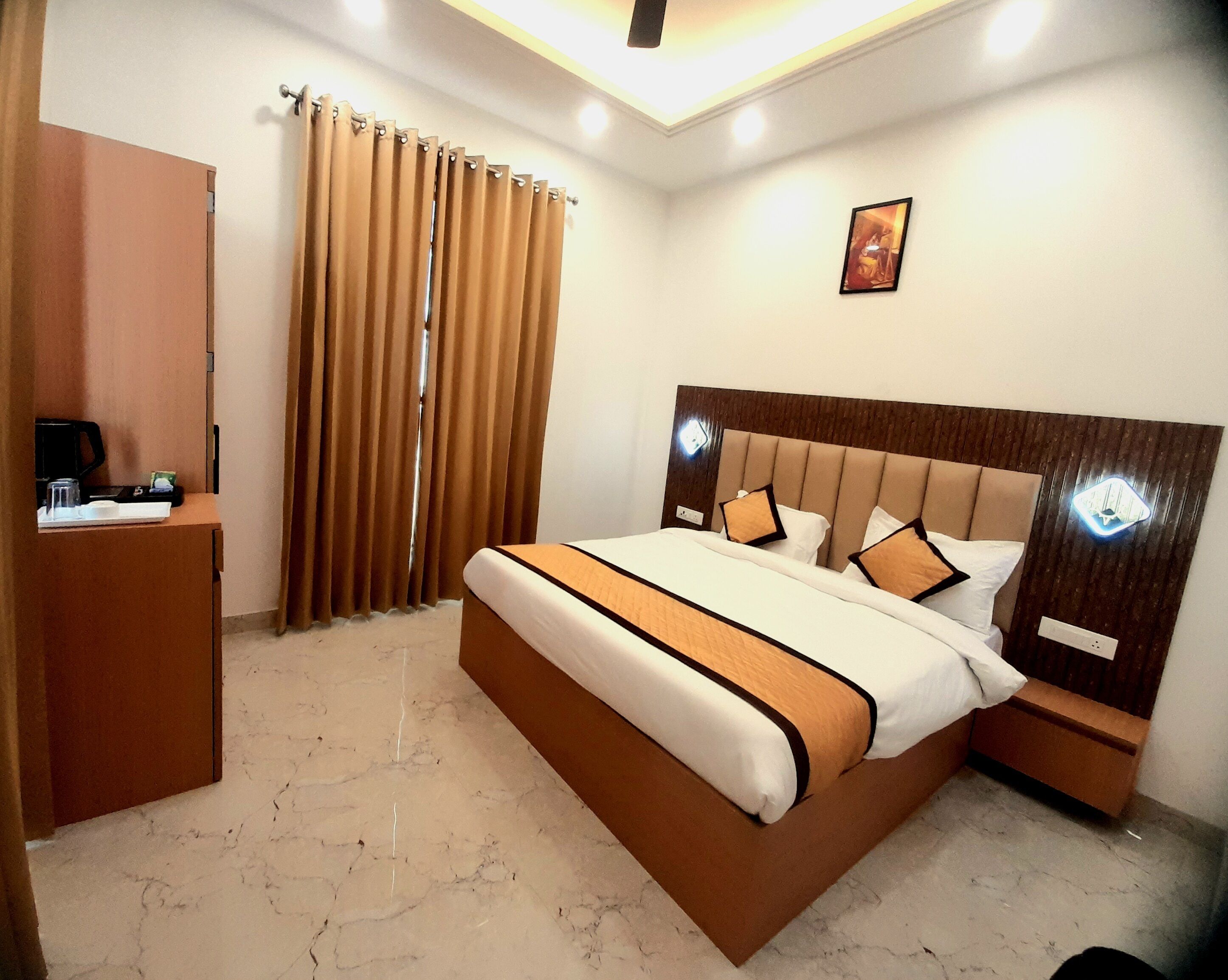 家庭套房 | Select Comfort 床、客房内保险箱、办公桌、笔记本电脑工作区