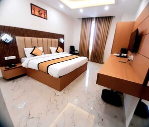 家庭套房 | Select Comfort 床、客房内保险箱、办公桌、笔记本电脑工作区